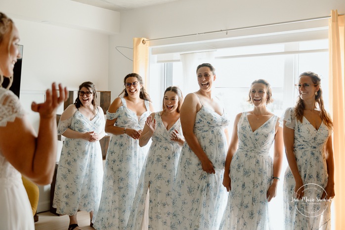 Bride first look with bridesmaids. Mariage au bord du Lac-Saint-Jean. Auberge des Îles. Photographe mariage Saguenay-Lac-Saint-Jean