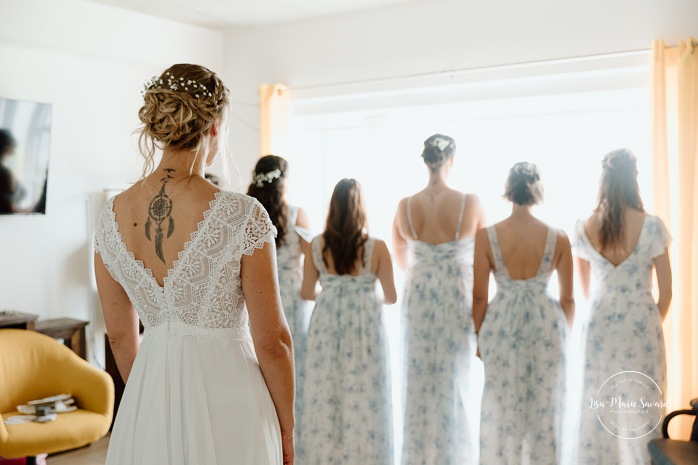 Bride first look with bridesmaids. Mariage au bord du Lac-Saint-Jean. Auberge des Îles. Photographe mariage Saguenay-Lac-Saint-Jean