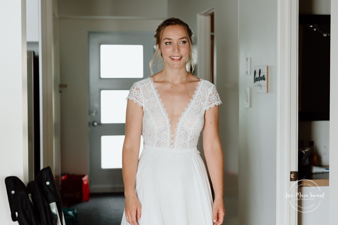 Bride first look with bridesmaids. Mariage au bord du Lac-Saint-Jean. Auberge des Îles. Photographe mariage Saguenay-Lac-Saint-Jean