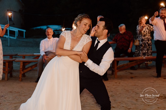 Wedding first dance on the beach with sparklers. Sparkler lit wedding first dance. Mariage au bord du Lac-Saint-Jean. Auberge des Îles. Photographe mariage Saguenay-Lac-Saint-Jean