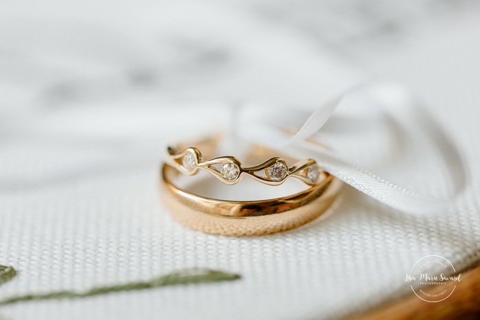 Bridal flat lay. Bride getting ready with bridesmaids. Mariage au bord du Lac-Saint-Jean. Auberge des Îles. Photographe mariage Saguenay-Lac-Saint-Jean