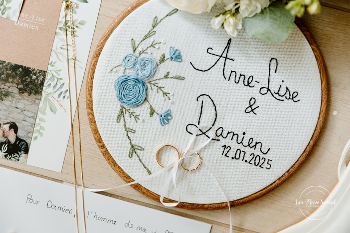 Bridal flat lay. Bride getting ready with bridesmaids. Mariage au bord du Lac-Saint-Jean. Auberge des Îles. Photographe mariage Saguenay-Lac-Saint-Jean