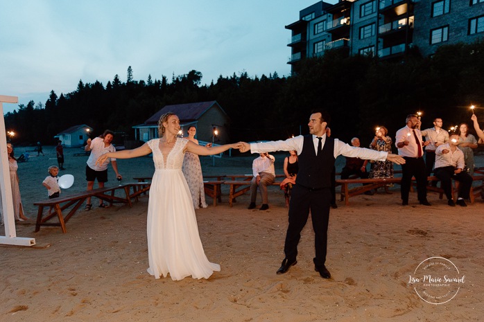 Wedding first dance on the beach with sparklers. Sparkler lit wedding first dance. Mariage au bord du Lac-Saint-Jean. Auberge des Îles. Photographe mariage Saguenay-Lac-Saint-Jean