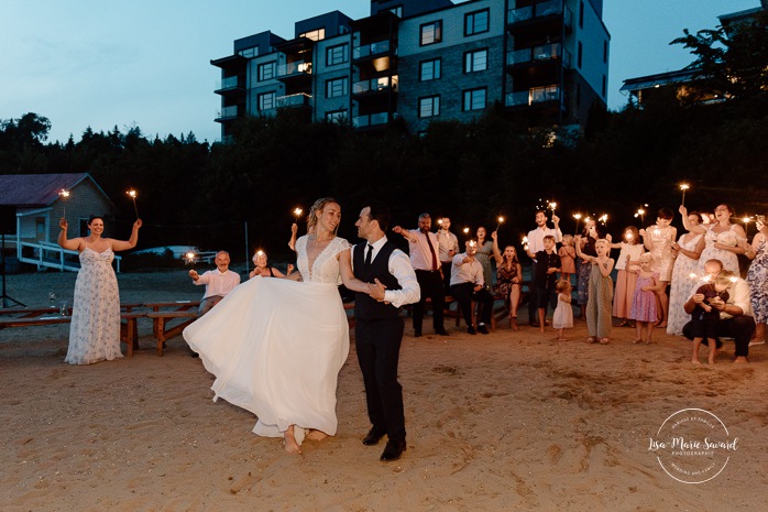 Wedding first dance on the beach with sparklers. Sparkler lit wedding first dance. Mariage au bord du Lac-Saint-Jean. Auberge des Îles. Photographe mariage Saguenay-Lac-Saint-Jean