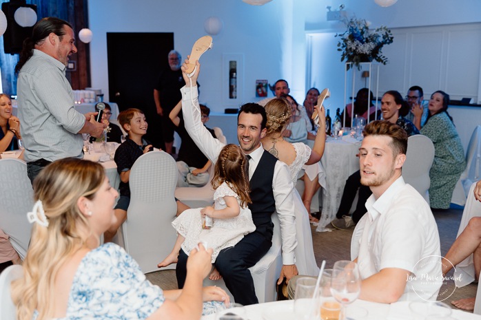 Candid wedding reception photos. Mariage au bord du Lac-Saint-Jean. Auberge des Îles. Photographe mariage Saguenay-Lac-Saint-Jean