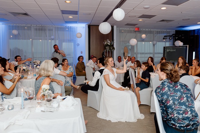 Candid wedding reception photos. Mariage au bord du Lac-Saint-Jean. Auberge des Îles. Photographe mariage Saguenay-Lac-Saint-Jean