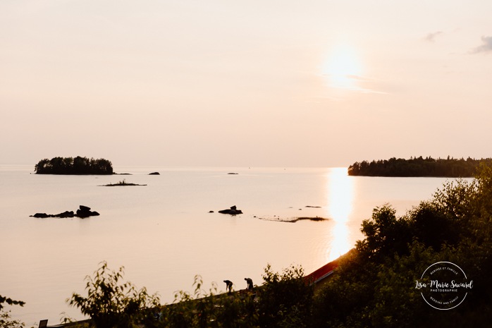 Beach sunset wedding photos. Summer lakefront wedding. Mariage au bord du Lac-Saint-Jean. Auberge des Îles. Photographe mariage Saguenay-Lac-Saint-Jean