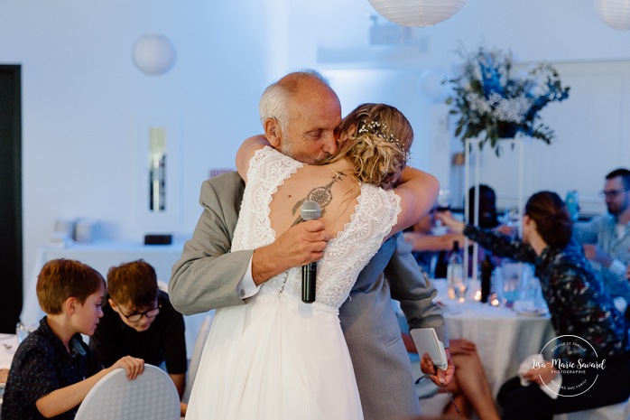 Candid wedding reception photos. Mariage au bord du Lac-Saint-Jean. Auberge des Îles. Photographe mariage Saguenay-Lac-Saint-Jean