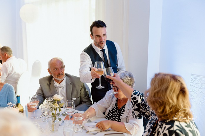 Candid wedding reception photos. Mariage au bord du Lac-Saint-Jean. Auberge des Îles. Photographe mariage Saguenay-Lac-Saint-Jean