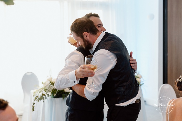 Candid wedding reception photos. Mariage au bord du Lac-Saint-Jean. Auberge des Îles. Photographe mariage Saguenay-Lac-Saint-Jean