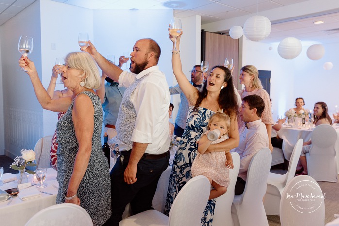 Candid wedding reception photos. Mariage au bord du Lac-Saint-Jean. Auberge des Îles. Photographe mariage Saguenay-Lac-Saint-Jean
