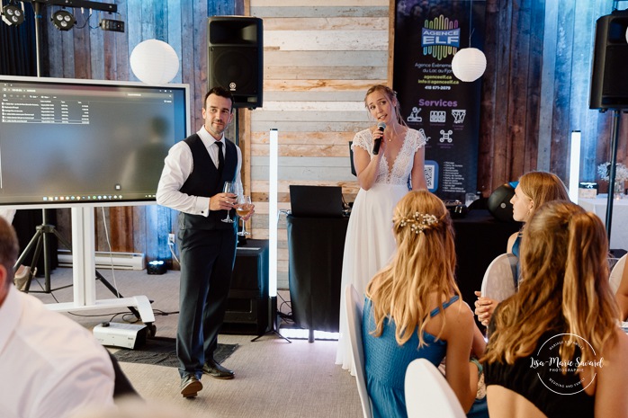 Candid wedding reception photos. Mariage au bord du Lac-Saint-Jean. Auberge des Îles. Photographe mariage Saguenay-Lac-Saint-Jean