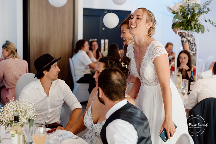 Candid wedding reception photos. Mariage au bord du Lac-Saint-Jean. Auberge des Îles. Photographe mariage Saguenay-Lac-Saint-Jean