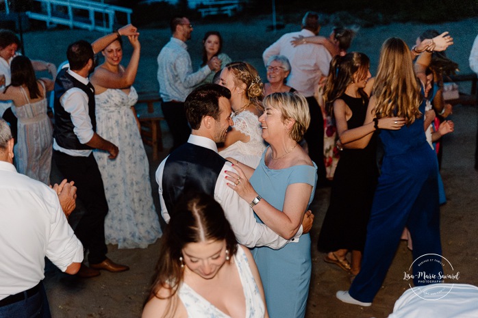Wedding first dance on the beach with sparklers. Sparkler lit wedding first dance. Mariage au bord du Lac-Saint-Jean. Auberge des Îles. Photographe mariage Saguenay-Lac-Saint-Jean
