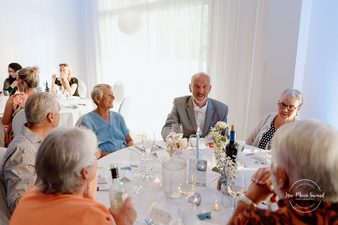 Candid wedding reception photos. Mariage au bord du Lac-Saint-Jean. Auberge des Îles. Photographe mariage Saguenay-Lac-Saint-Jean