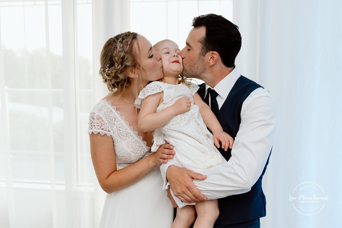 Wedding reception in small reception hall. Mariage au bord du Lac-Saint-Jean. Auberge des Îles. Photographe mariage Saguenay-Lac-Saint-Jean