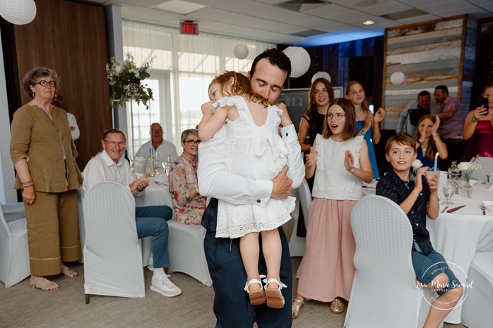 Wedding reception in small reception hall. Mariage au bord du Lac-Saint-Jean. Auberge des Îles. Photographe mariage Saguenay-Lac-Saint-Jean