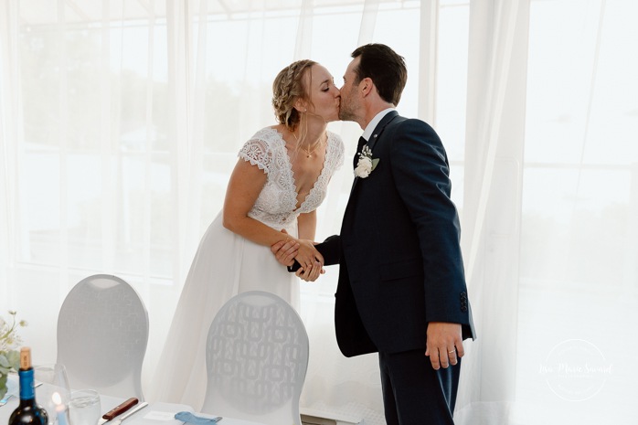 Wedding reception in small reception hall. Mariage au bord du Lac-Saint-Jean. Auberge des Îles. Photographe mariage Saguenay-Lac-Saint-Jean