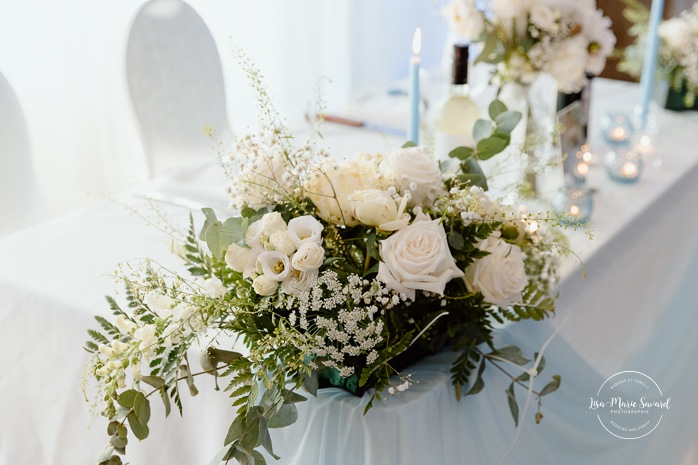 Simple wedding reception decor. White, blue and green wedding decor. Mariage au bord du Lac-Saint-Jean. Auberge des Îles. Photographe mariage Saguenay-Lac-Saint-Jean