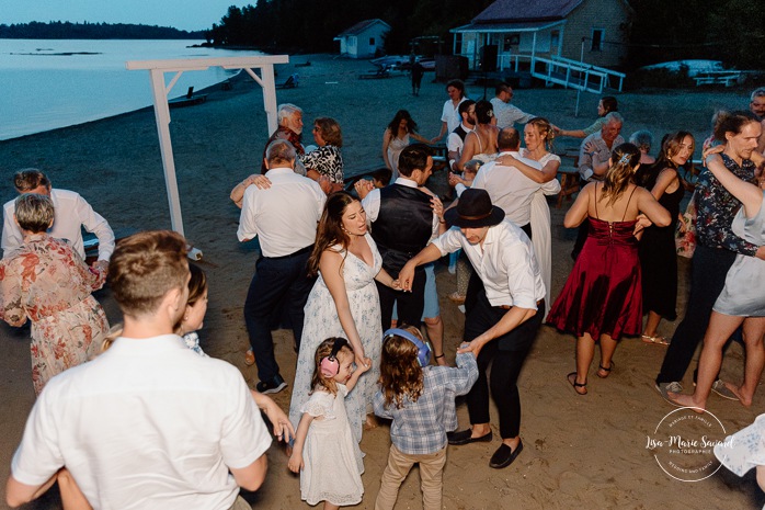 Wedding first dance on the beach with sparklers. Sparkler lit wedding first dance. Mariage au bord du Lac-Saint-Jean. Auberge des Îles. Photographe mariage Saguenay-Lac-Saint-Jean