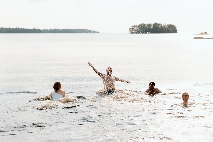 Bride swimming in lake to cool off. Mariage au bord du Lac-Saint-Jean. Auberge des Îles. Photographe mariage Saguenay-Lac-Saint-Jean