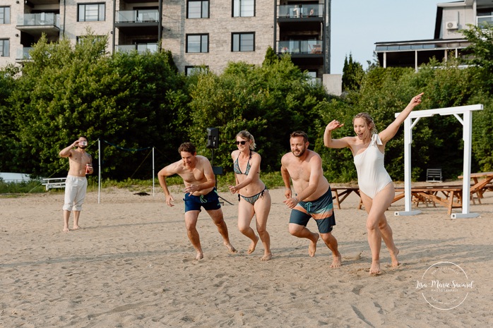 Bride swimming in lake to cool off. Mariage au bord du Lac-Saint-Jean. Auberge des Îles. Photographe mariage Saguenay-Lac-Saint-Jean