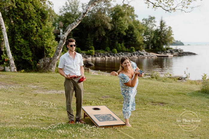 Beach wedding cocktail hour. Summer lakefront wedding. Mariage au bord du Lac-Saint-Jean. Auberge des Îles. Photographe mariage Saguenay-Lac-Saint-Jean