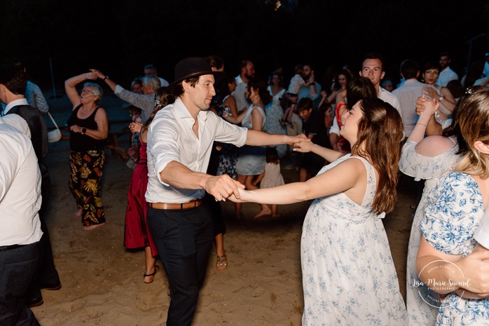 Wedding first dance on the beach with sparklers. Sparkler lit wedding first dance. Mariage au bord du Lac-Saint-Jean. Auberge des Îles. Photographe mariage Saguenay-Lac-Saint-Jean