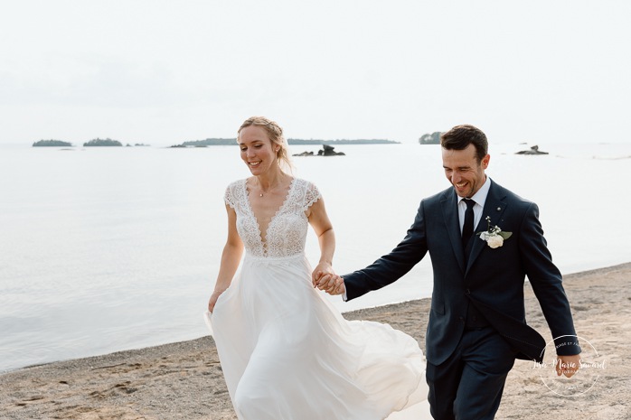 Beach wedding photos. Lakefront wedding photos. Romantic wedding photos. Mariage au bord du Lac-Saint-Jean. Auberge des Îles. Photographe mariage Saguenay-Lac-Saint-Jean