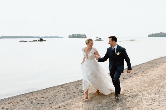 Beach wedding photos. Lakefront wedding photos. Romantic wedding photos. Mariage au bord du Lac-Saint-Jean. Auberge des Îles. Photographe mariage Saguenay-Lac-Saint-Jean