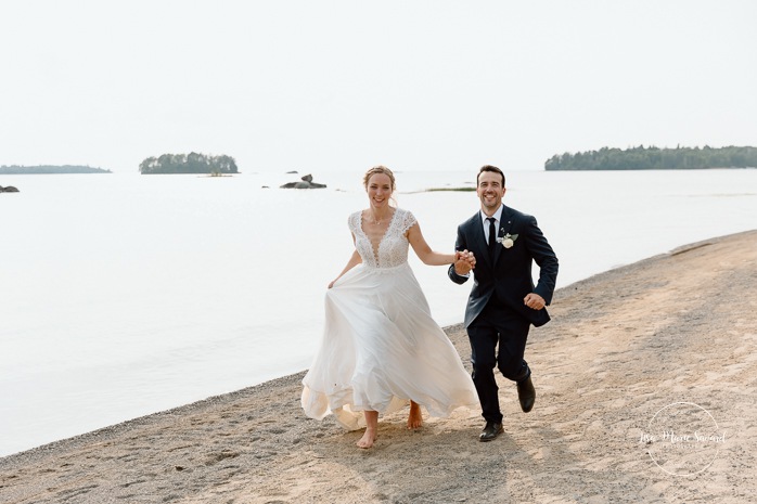 Beach wedding photos. Lakefront wedding photos. Romantic wedding photos. Mariage au bord du Lac-Saint-Jean. Auberge des Îles. Photographe mariage Saguenay-Lac-Saint-Jean