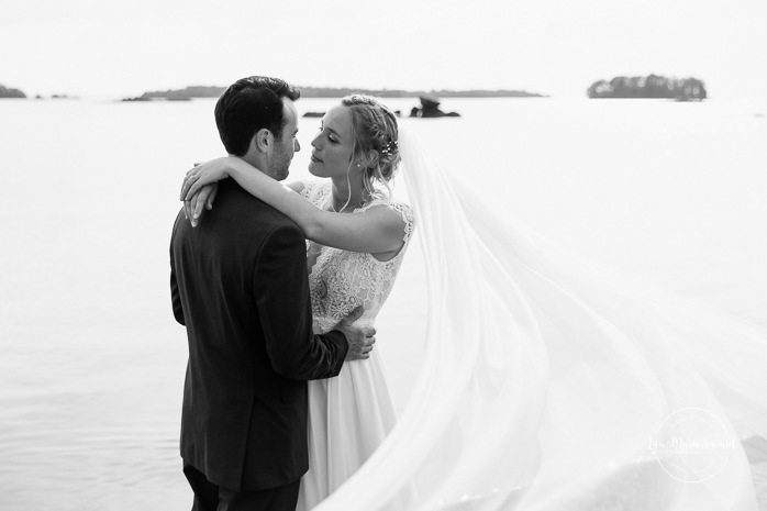 Beach wedding photos. Lakefront wedding photos. Romantic wedding photos. Mariage au bord du Lac-Saint-Jean. Auberge des Îles. Photographe mariage Saguenay-Lac-Saint-Jean