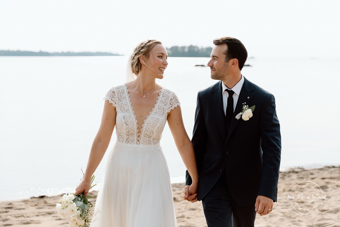 Beach wedding photos. Lakefront wedding photos. Romantic wedding photos. Mariage au bord du Lac-Saint-Jean. Auberge des Îles. Photographe mariage Saguenay-Lac-Saint-Jean