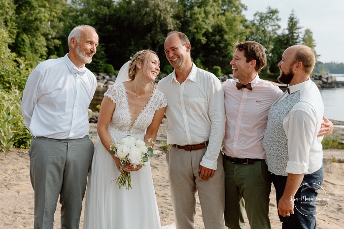 Beach wedding photos. Wedding family photos. Beach wedding photos. Lakefront wedding photos. Mariage au bord du Lac-Saint-Jean. Auberge des Îles. Photographe mariage Saguenay-Lac-Saint-Jean