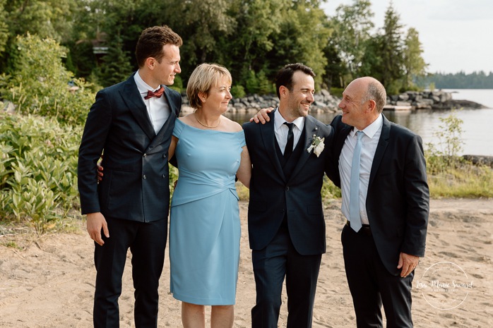 Beach wedding photos. Wedding family photos. Beach wedding photos. Lakefront wedding photos. Mariage au bord du Lac-Saint-Jean. Auberge des Îles. Photographe mariage Saguenay-Lac-Saint-Jean