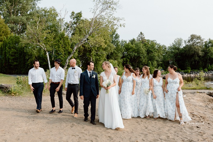 Bridal party beach photos. Bridesmaids and groomsmen photos. Beach wedding photos. Lakefront wedding photos. Mariage au bord du Lac-Saint-Jean. Auberge des Îles. Photographe mariage Saguenay-Lac-Saint-Jean