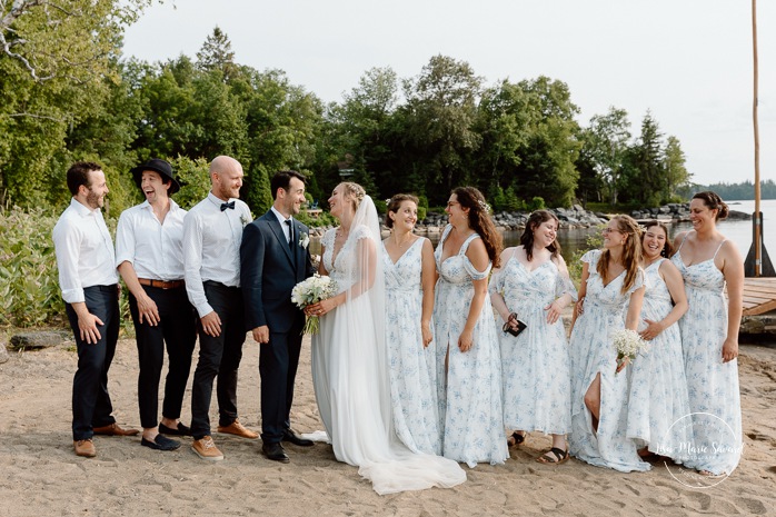 Bridal party beach photos. Bridesmaids and groomsmen photos. Beach wedding photos. Lakefront wedding photos. Mariage au bord du Lac-Saint-Jean. Auberge des Îles. Photographe mariage Saguenay-Lac-Saint-Jean