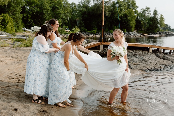 Bridal party beach photos. Bridesmaids and groomsmen photos. Beach wedding photos. Lakefront wedding photos. Mariage au bord du Lac-Saint-Jean. Auberge des Îles. Photographe mariage Saguenay-Lac-Saint-Jean