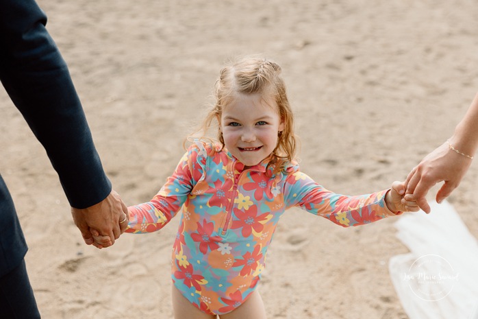 Wedding photos with children. Beach wedding photos. Lakefront wedding photos. Mariage au bord du Lac-Saint-Jean. Auberge des Îles. Photographe mariage Saguenay-Lac-Saint-Jean