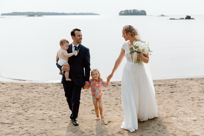 Wedding photos with children. Beach wedding photos. Lakefront wedding photos. Mariage au bord du Lac-Saint-Jean. Auberge des Îles. Photographe mariage Saguenay-Lac-Saint-Jean