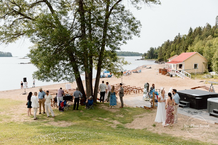 Beach wedding cocktail hour. Summer lakefront wedding. Mariage au bord du Lac-Saint-Jean. Auberge des Îles. Photographe mariage Saguenay-Lac-Saint-Jean