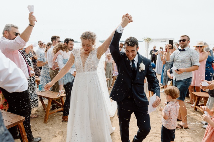 Beach wedding ceremony. Summer lakefront wedding. Mariage au bord du Lac-Saint-Jean. Auberge des Îles. Photographe mariage Saguenay-Lac-Saint-Jean