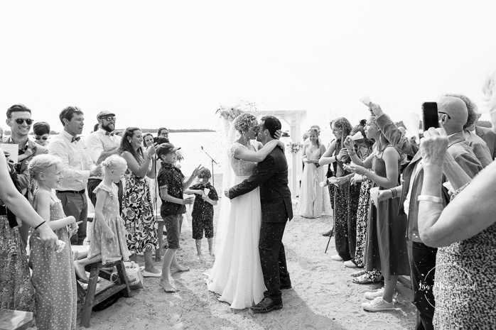 Beach wedding ceremony. Summer lakefront wedding. Mariage au bord du Lac-Saint-Jean. Auberge des Îles. Photographe mariage Saguenay-Lac-Saint-Jean