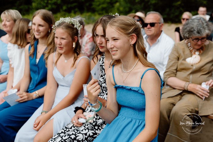 Beach wedding ceremony. Summer lakefront wedding. Mariage au bord du Lac-Saint-Jean. Auberge des Îles. Photographe mariage Saguenay-Lac-Saint-Jean