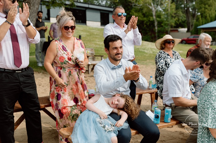 Beach wedding ceremony. Summer lakefront wedding. Mariage au bord du Lac-Saint-Jean. Auberge des Îles. Photographe mariage Saguenay-Lac-Saint-Jean