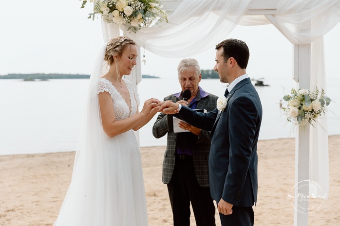 Beach wedding ceremony. Summer lakefront wedding. Mariage au bord du Lac-Saint-Jean. Auberge des Îles. Photographe mariage Saguenay-Lac-Saint-Jean