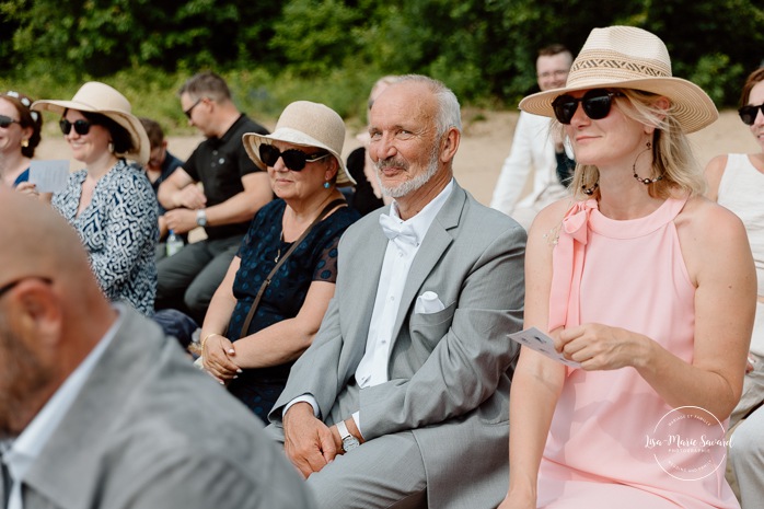 Beach wedding ceremony. Summer lakefront wedding. Mariage au bord du Lac-Saint-Jean. Auberge des Îles. Photographe mariage Saguenay-Lac-Saint-Jean