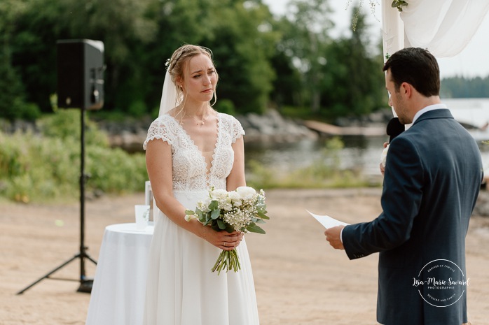 Beach wedding ceremony. Summer lakefront wedding. Mariage au bord du Lac-Saint-Jean. Auberge des Îles. Photographe mariage Saguenay-Lac-Saint-Jean