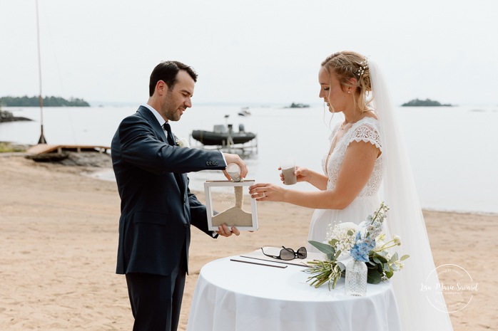 Beach wedding ceremony. Summer lakefront wedding. Mariage au bord du Lac-Saint-Jean. Auberge des Îles. Photographe mariage Saguenay-Lac-Saint-Jean