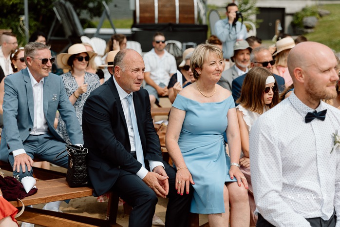 Beach wedding ceremony. Summer lakefront wedding. Mariage au bord du Lac-Saint-Jean. Auberge des Îles. Photographe mariage Saguenay-Lac-Saint-Jean